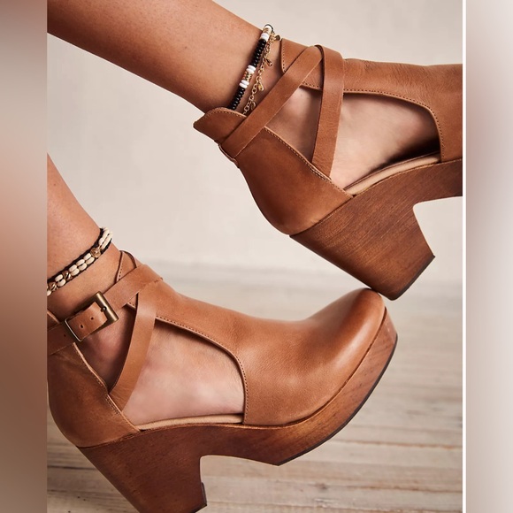 Free People Cedar Leather Buckle Platform Clogs
Tan New Without Box SZ 10 - Picture 3 of 14